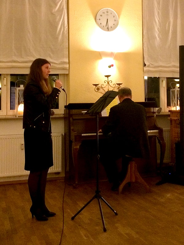 Nina Fischer singt bei der TG Rheinau Weihnachtsfeier